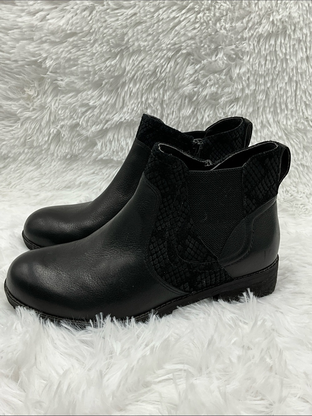 Abeo Boots Size 8.5-9 Black Chelsea Textured Snake-Print Side Panels